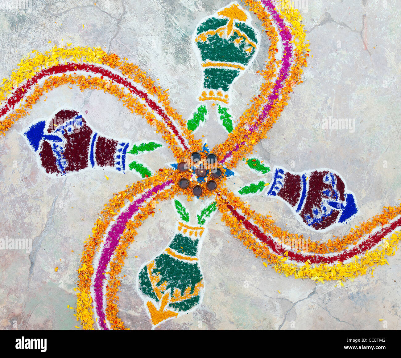 Festival indien Rangoli sankranti design poudre de couleur et de pétales de fleurs. L'Inde Banque D'Images