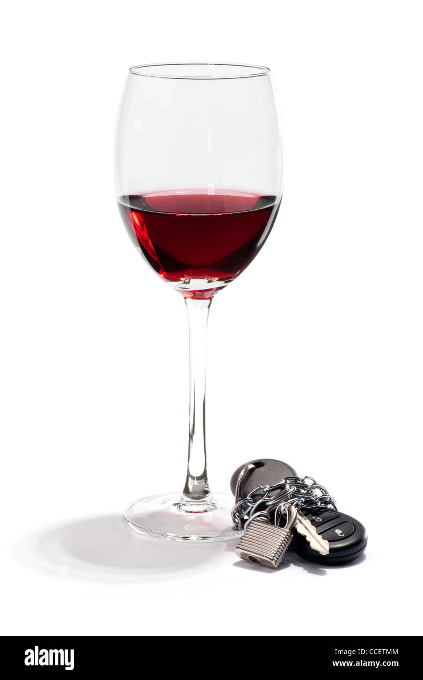 Un verre de vin rouge et une clé de voiture enchaîné et cadenassé Banque D'Images