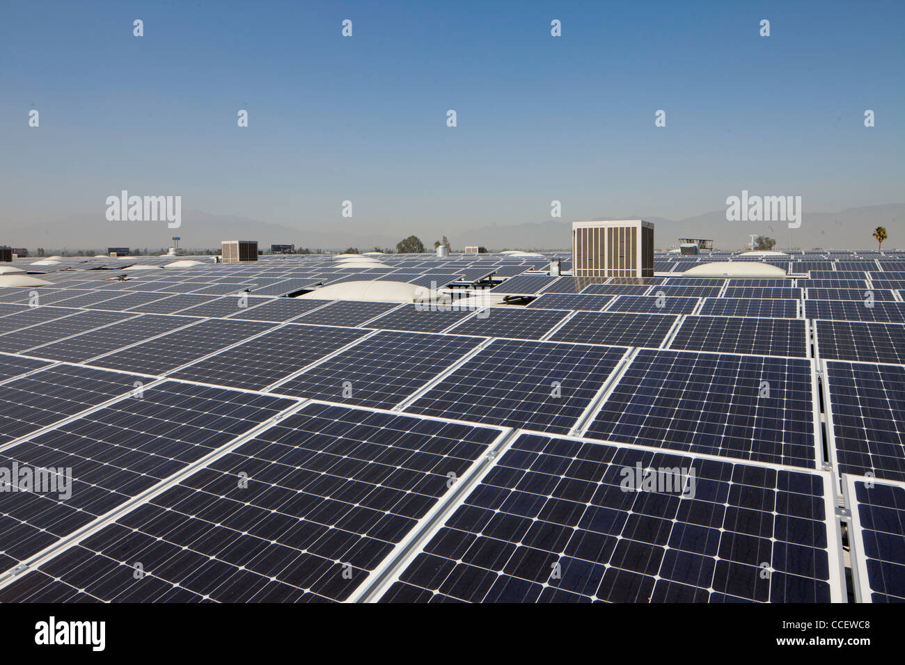 Des panneaux solaires à une centrale solaire Banque D'Images