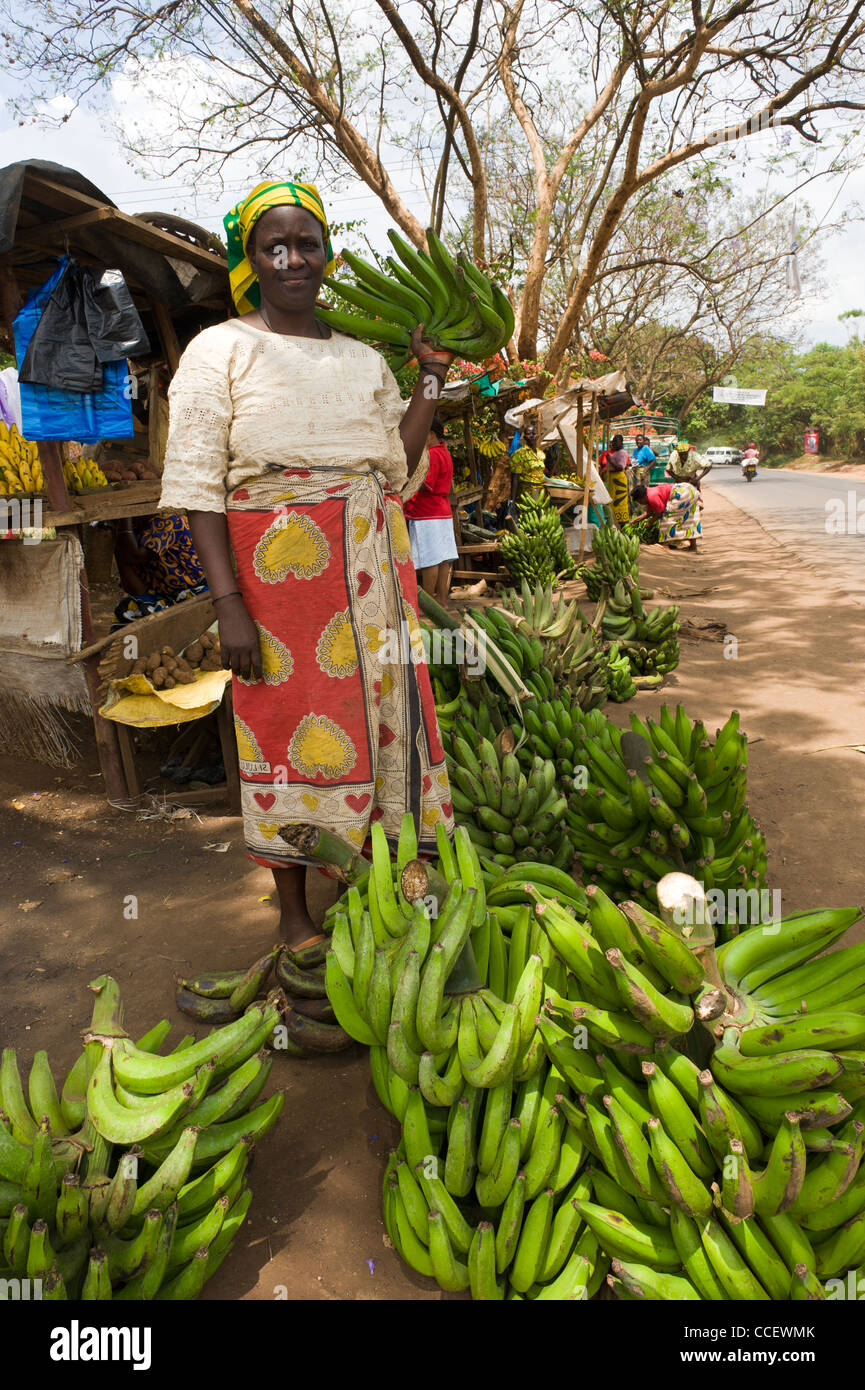 Une femme vend banane à cuire le long d'une route dans la région de Kilimandjaro Moshi, Tanzanie Banque D'Images