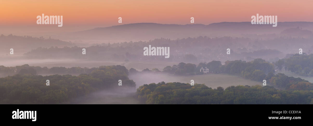Tôt le matin, vue depuis le bord de Ranmore Common, près de Dorking dans le Surrey, UK Banque D'Images