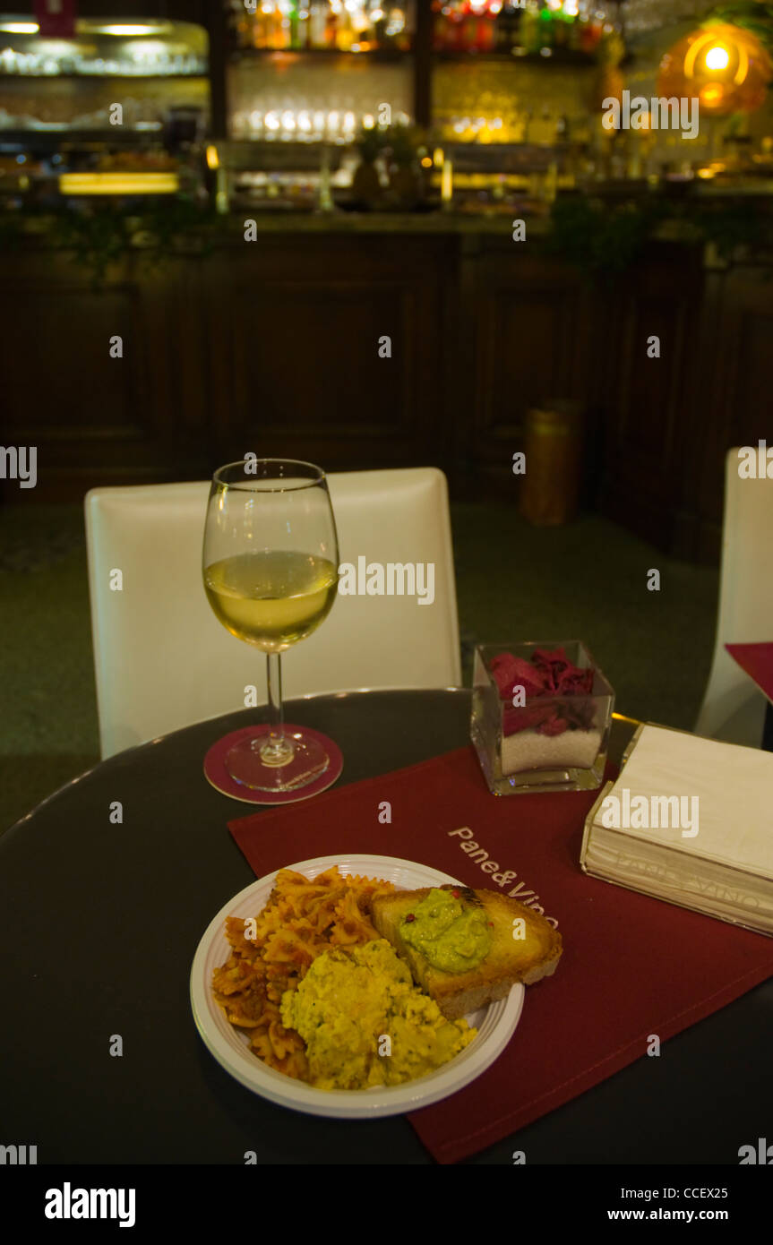 Un buffet apéritif avec un verre de vin blanc Milan Lombardie Italie Europe Banque D'Images