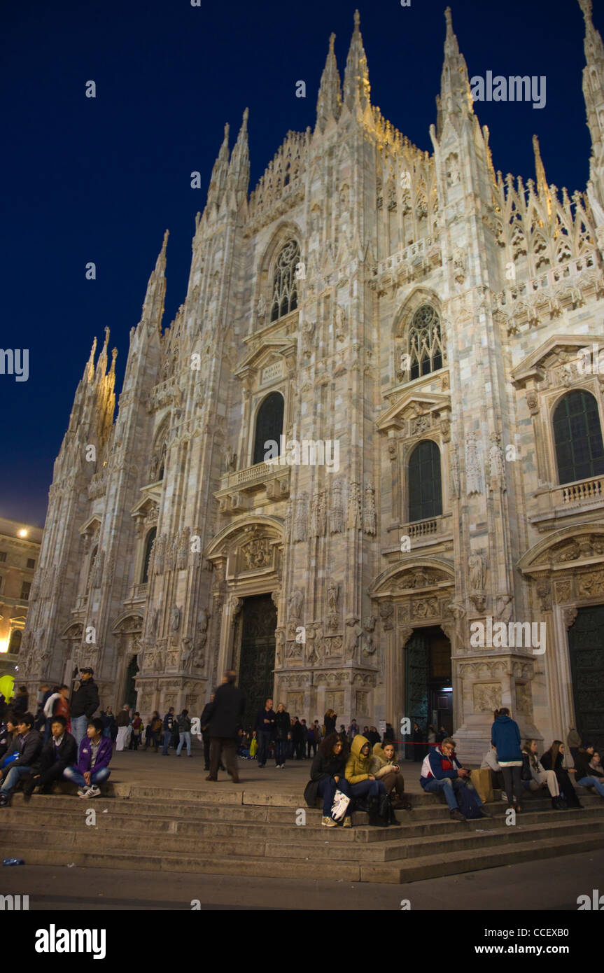La Piazza del Duomo de Milan à la tombée de la région Lombardie Italie Europe Banque D'Images