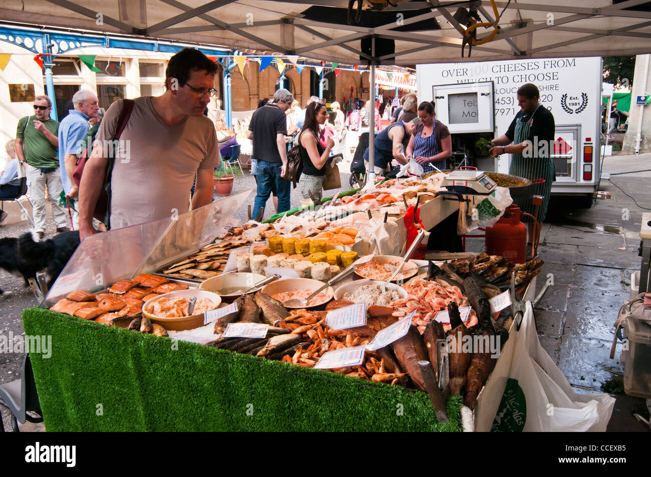 Fruits de mer stand au marché de Shambles le samedi, marché Cotswold town Stroud, Gloucestershire Banque D'Images