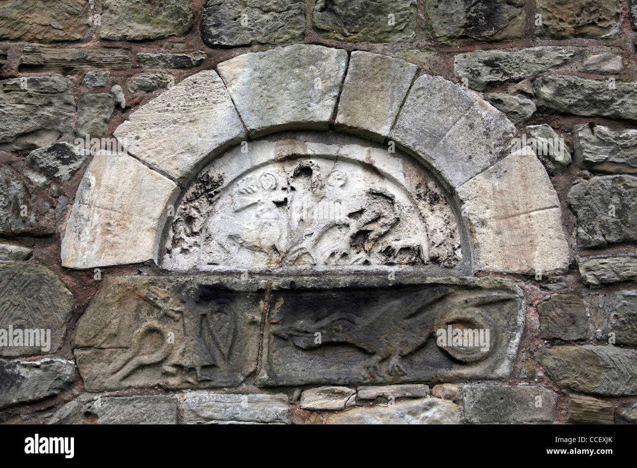 Le bloqué Anglo saxon porte ouest avec tympan sculpté, St John the Baptist Church, Ault Hucknell, Derbyshire Banque D'Images