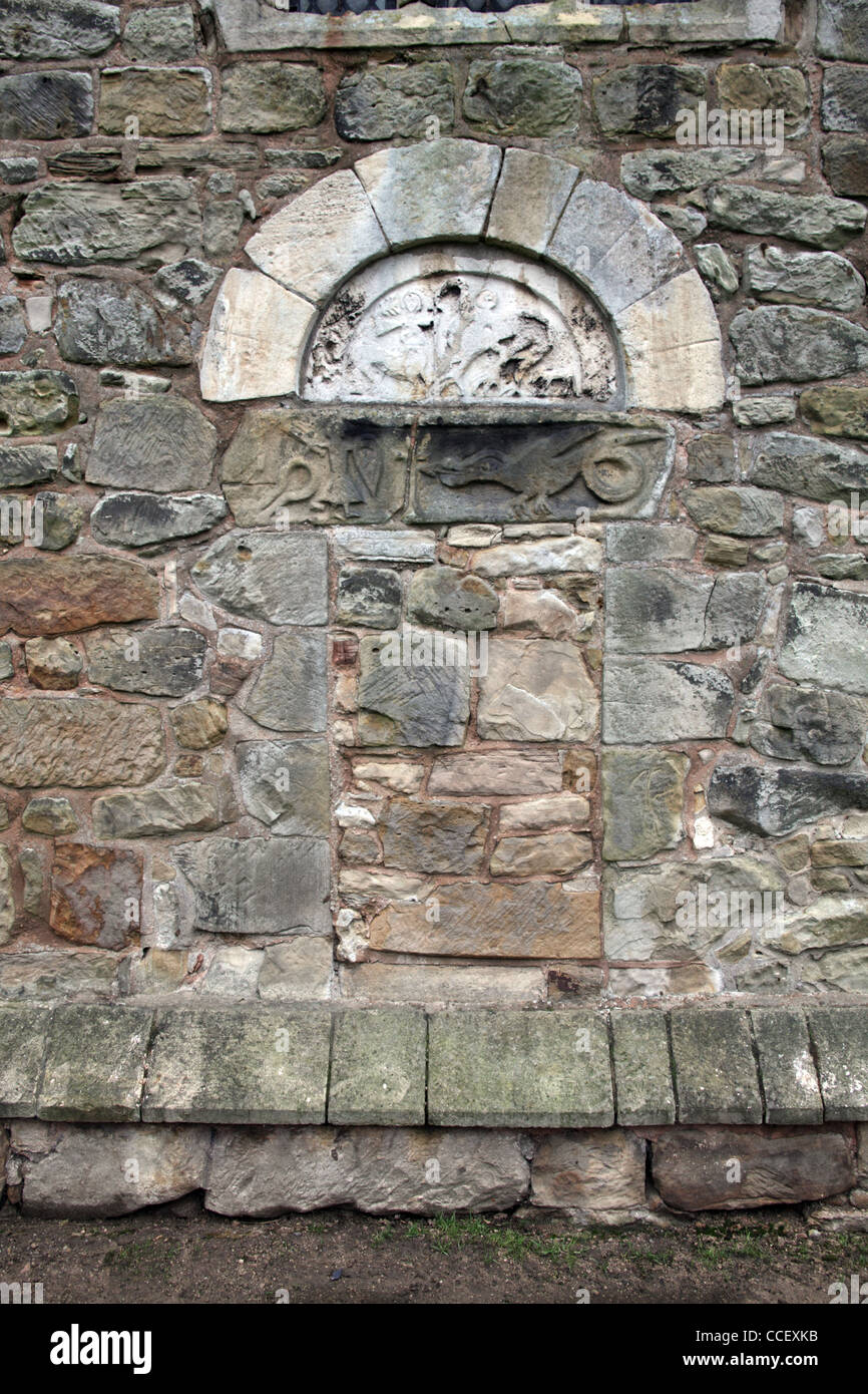Le bloqué Anglo saxon porte ouest avec tympan sculpté, St John the Baptist Church, Ault Hucknell, Derbyshire Banque D'Images