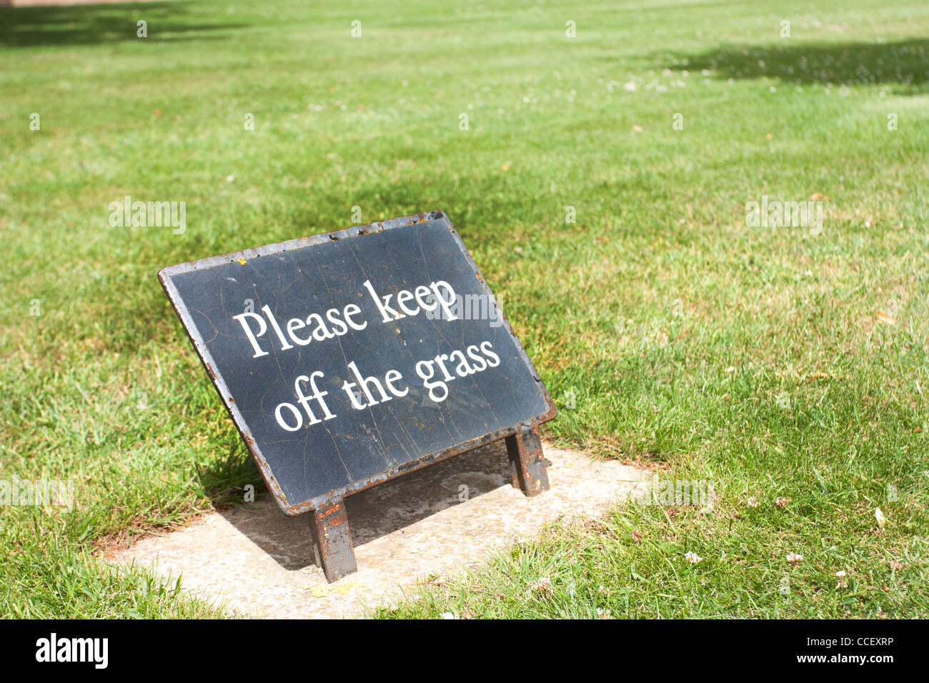 Ne pas marcher sur l'herbe signe sur l'herbe en été Banque D'Images