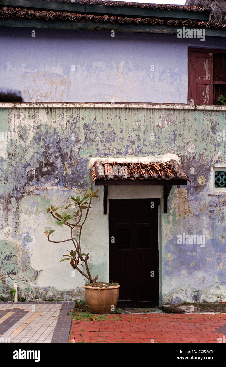 Chambre à George Town dans l'île de Penang en Malaisie en Extrême-Orient Asie du sud-est. Logement délabré délabrement porte billet Banque D'Images