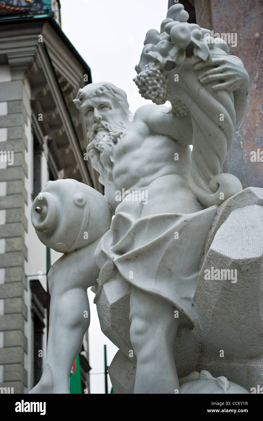 Statue du dieu de la rivière à la célèbre fontaine de Robba face à la mairie de Ljubljana, Slovénie. Banque D'Images