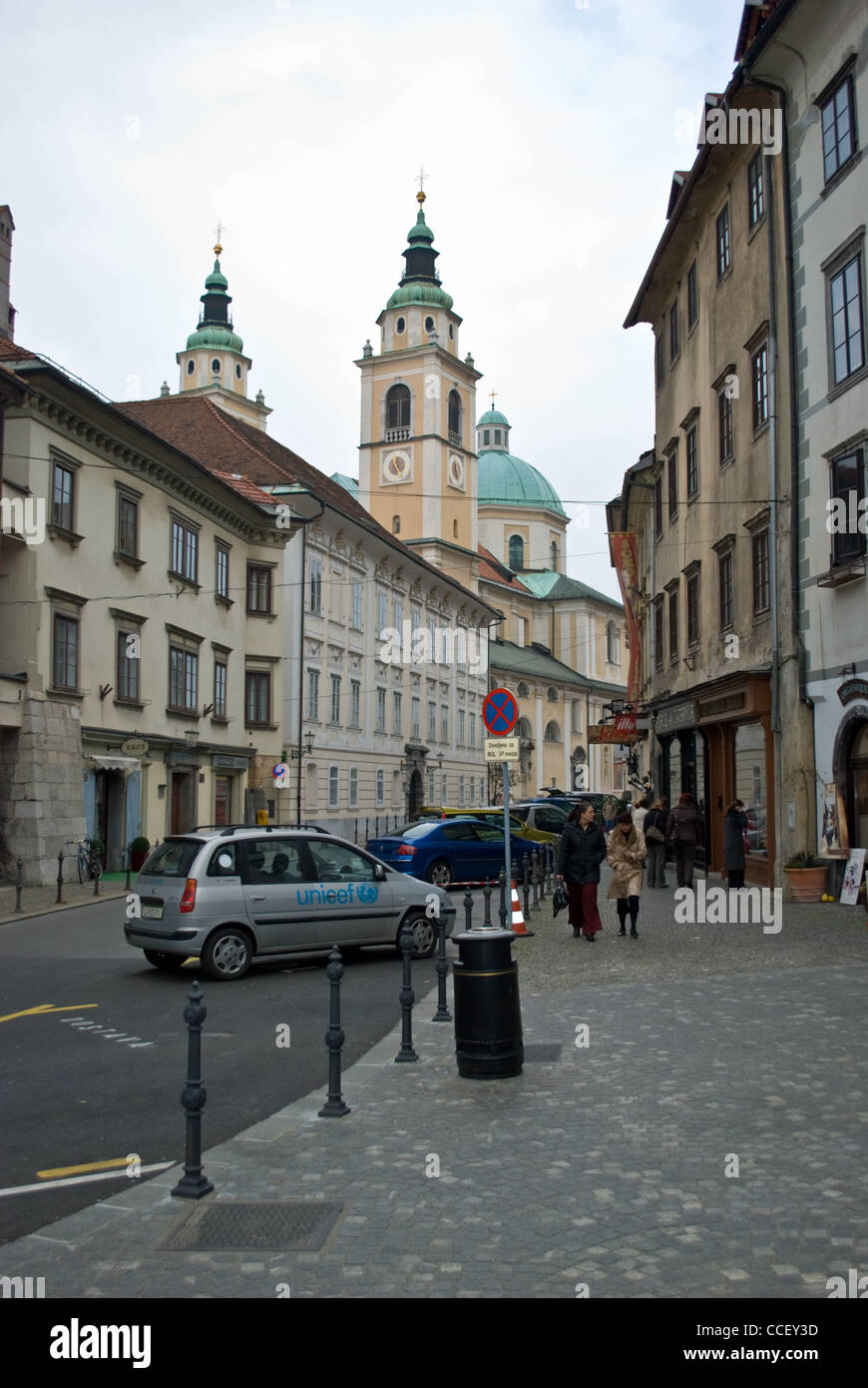 Une rue proche du centre-ville de Ljubljana, Slovénie avec Cathédrale de St Nicholas dans l'arrière-plan. Banque D'Images