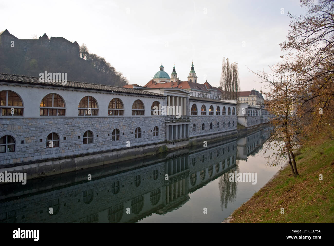 Une vue de la rivière Ljubljanica et remblai en automne. Banque D'Images