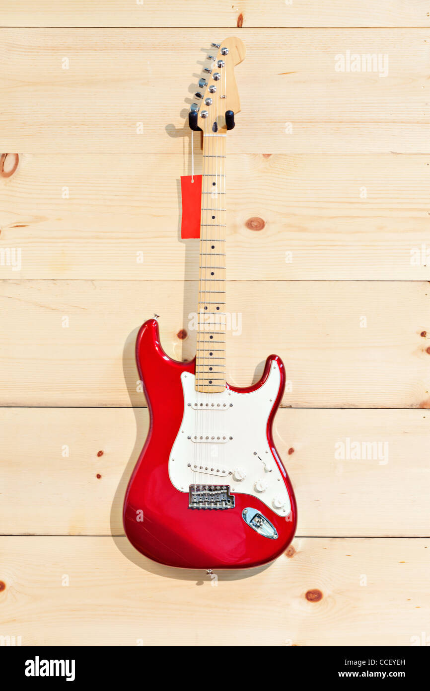 Fender Stratocaster guitare rouge et blanche sur le mur du grain du bois  Photo Stock - Alamy