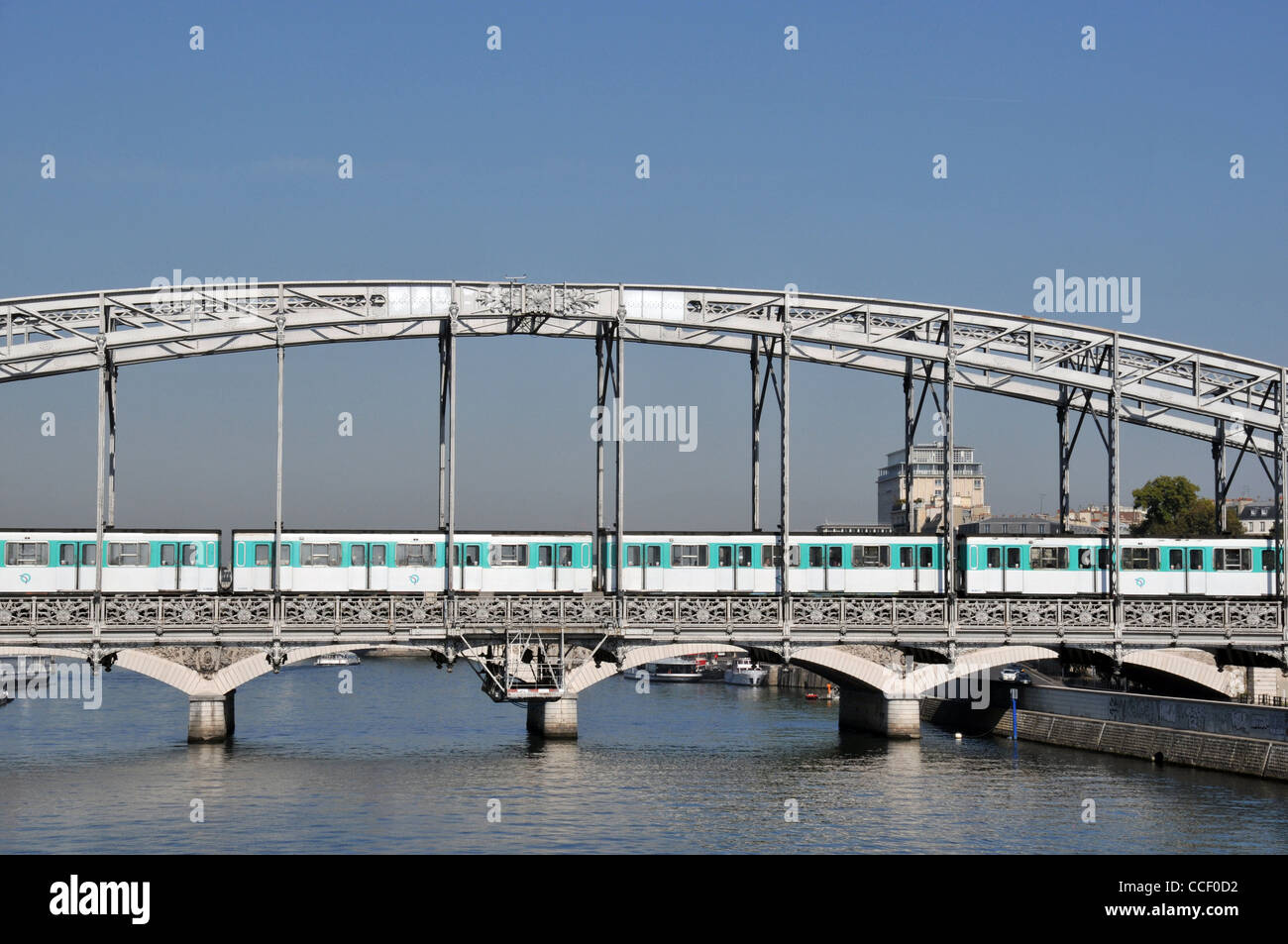 Sur l'Austerlitz Métro pont de fer sur la Seine Paris France Banque D'Images