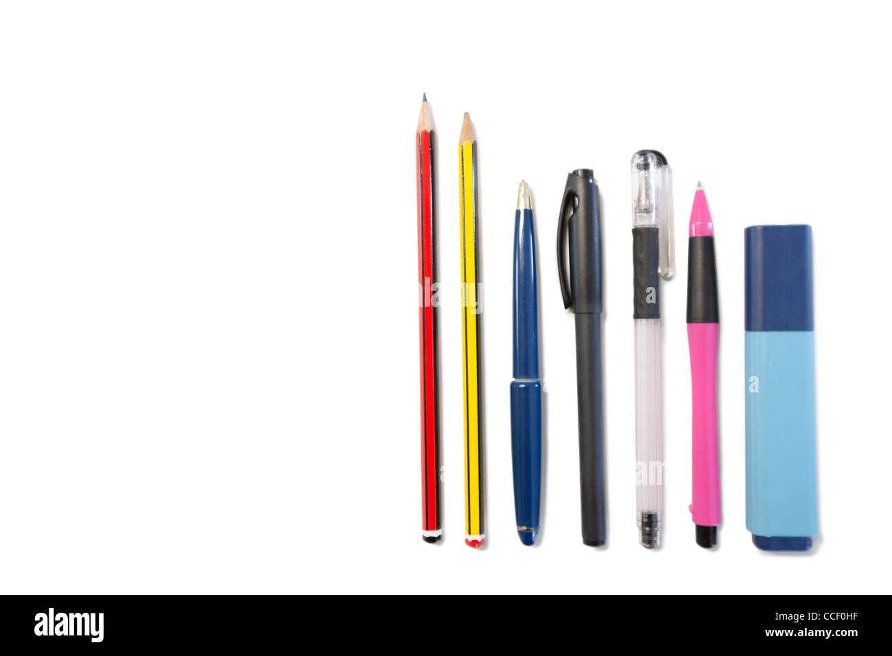 Crayon, stylo à bille et surligneur sur fond blanc Banque D'Images