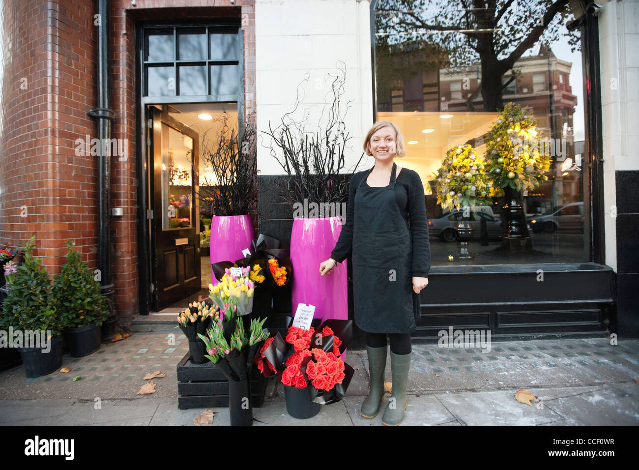 Portrait d'un fleuriste debout devant sa boutique Banque D'Images