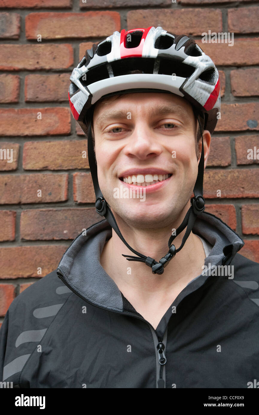 Portrait of happy biker portant un casque Banque D'Images