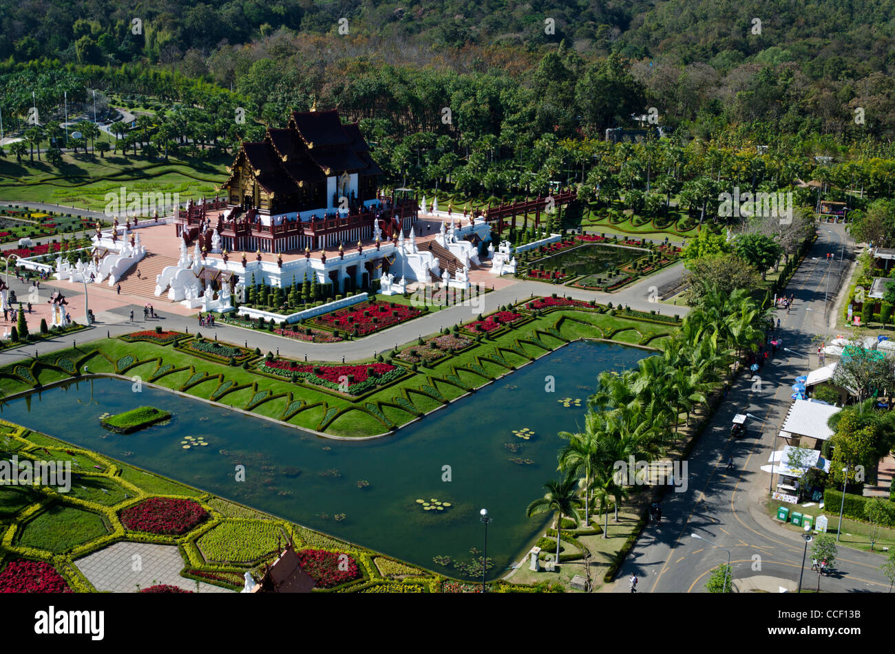 Vue aérienne du grand Pavillon Royal et c'est l'étang aménagé en forme de V à la Royal Flora Expo à Chiang Mai Thaïlande Banque D'Images