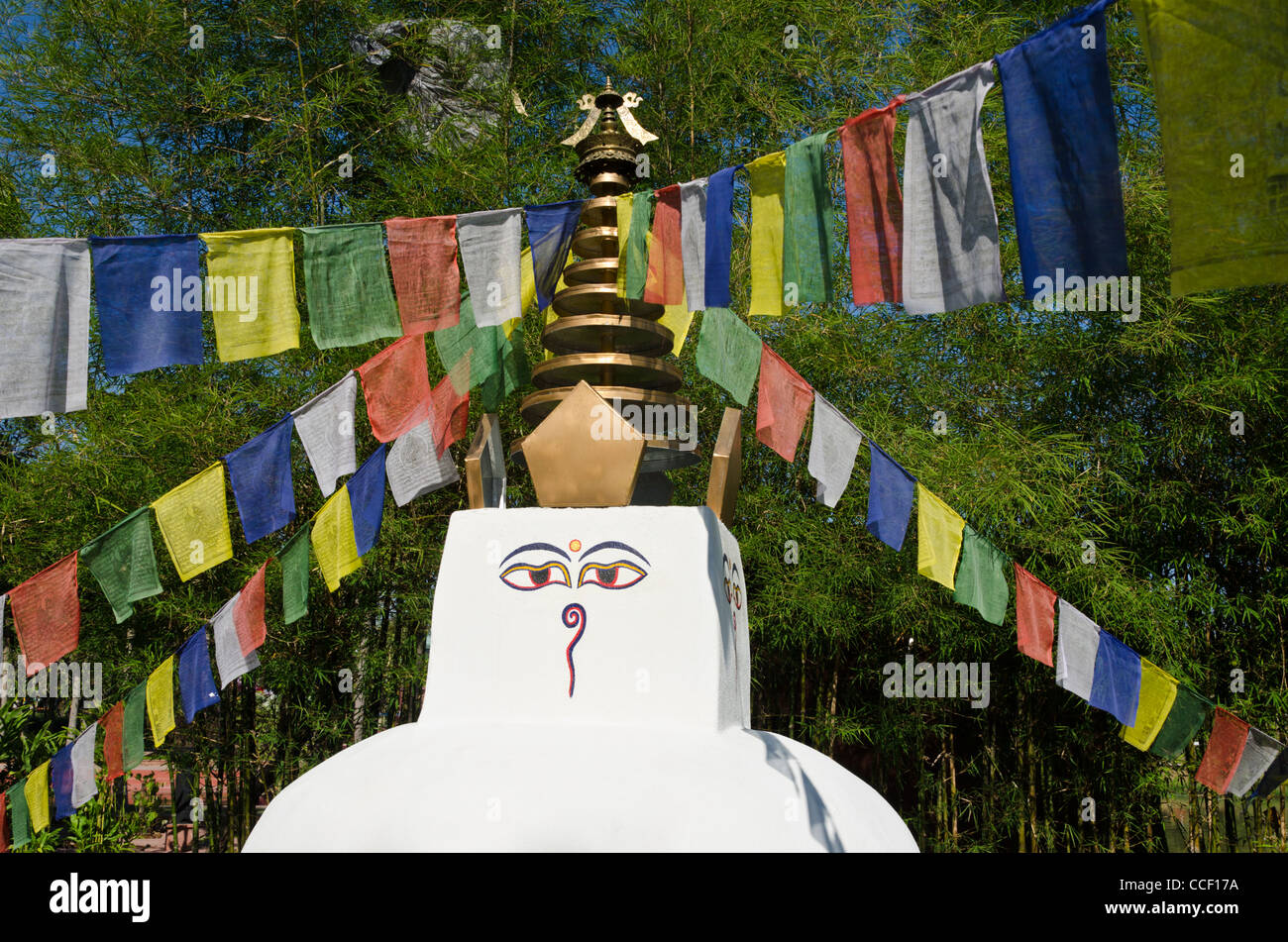 Petit stupa avec des yeux de Bouddha & streaming drapeaux de prière dans cinq directions à Népal pavilion at expo à Chiang Mai Thaïlande Banque D'Images