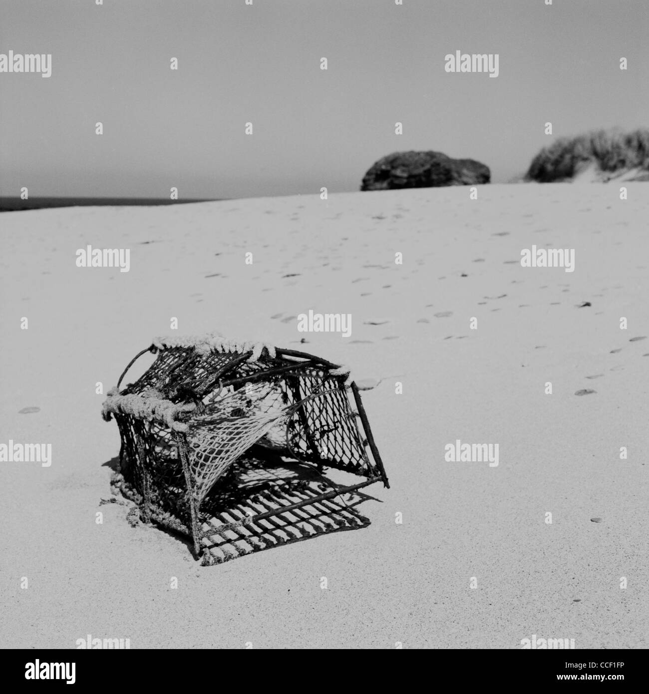 Un lobster pot vide échoués sur cette plage de sable vide près de Thurso sur la côte nord d'Écosse. Banque D'Images