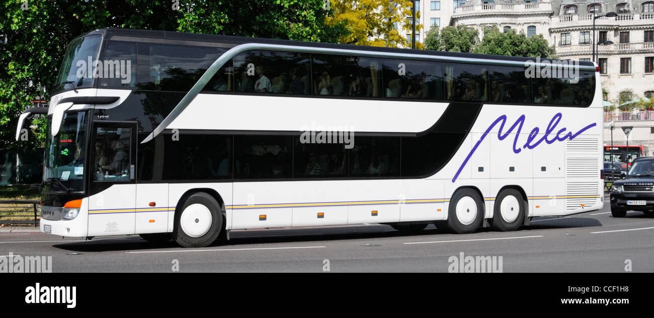 Vue latérale du Setra continental étrangers à gauche double decker bus vacances voyage en autocar et passagers en voiture sur Park Lane London England UK Banque D'Images Vue latérale du Setra continental étrangers à gauche double decker bus vacances voyage en autocar et passagers en voiture sur Park Lane London England UK Banque D'Images
