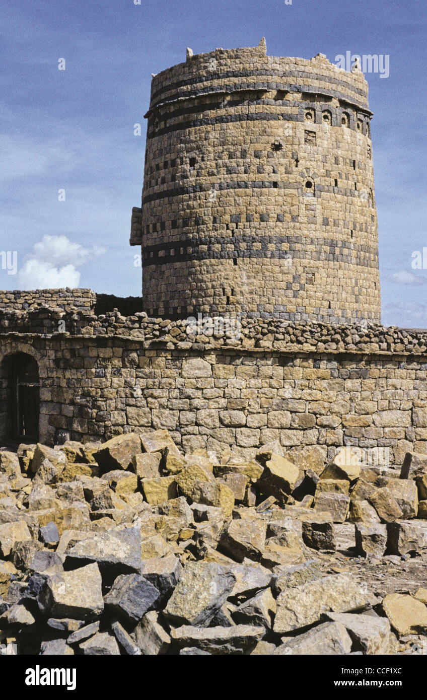 Forteresse de pierre et tour dans le gouvernorat de Hajjah, Yémen Banque D'Images