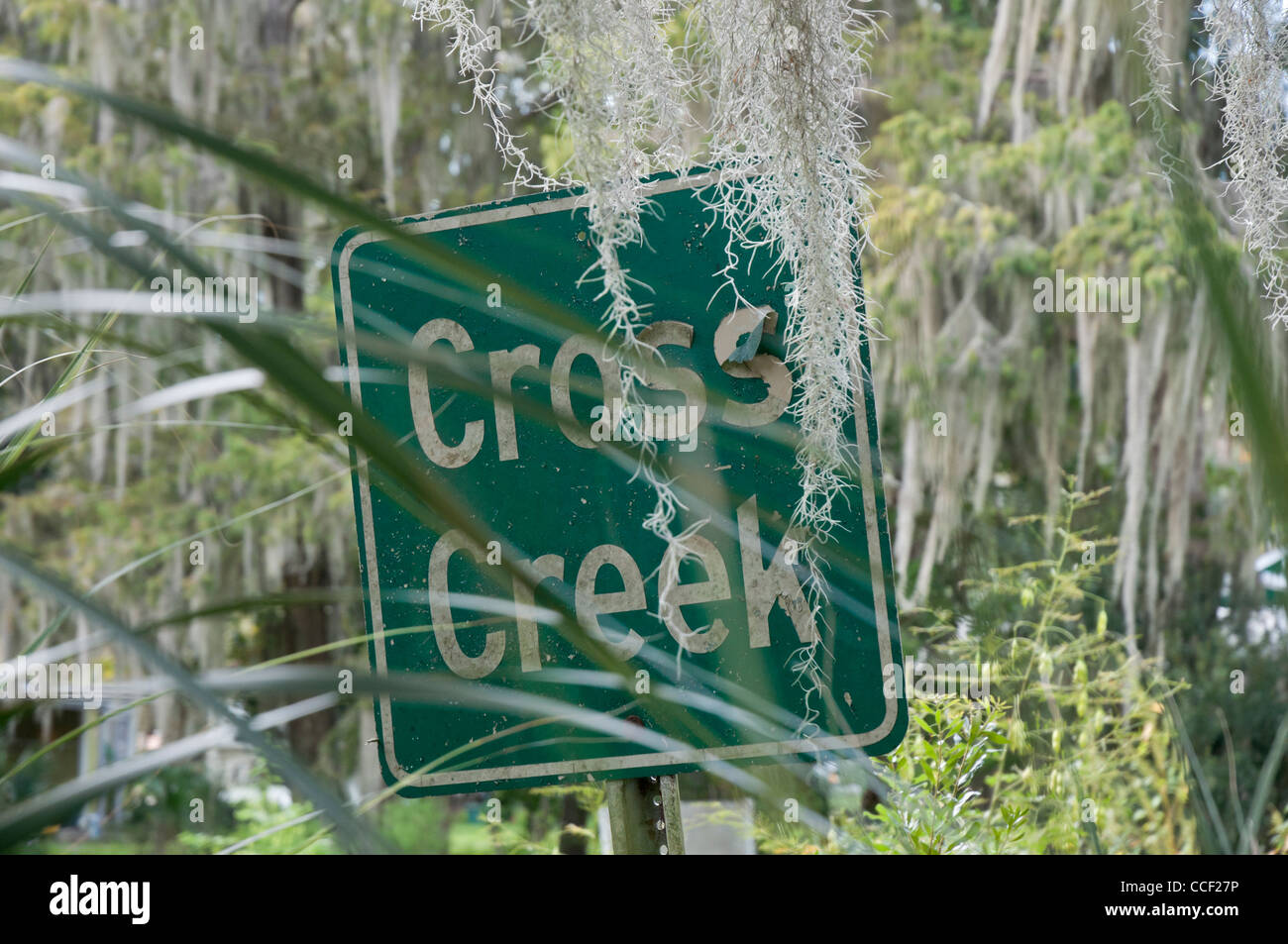 Signer le long du côté de Cross Creek en Floride. Banque D'Images