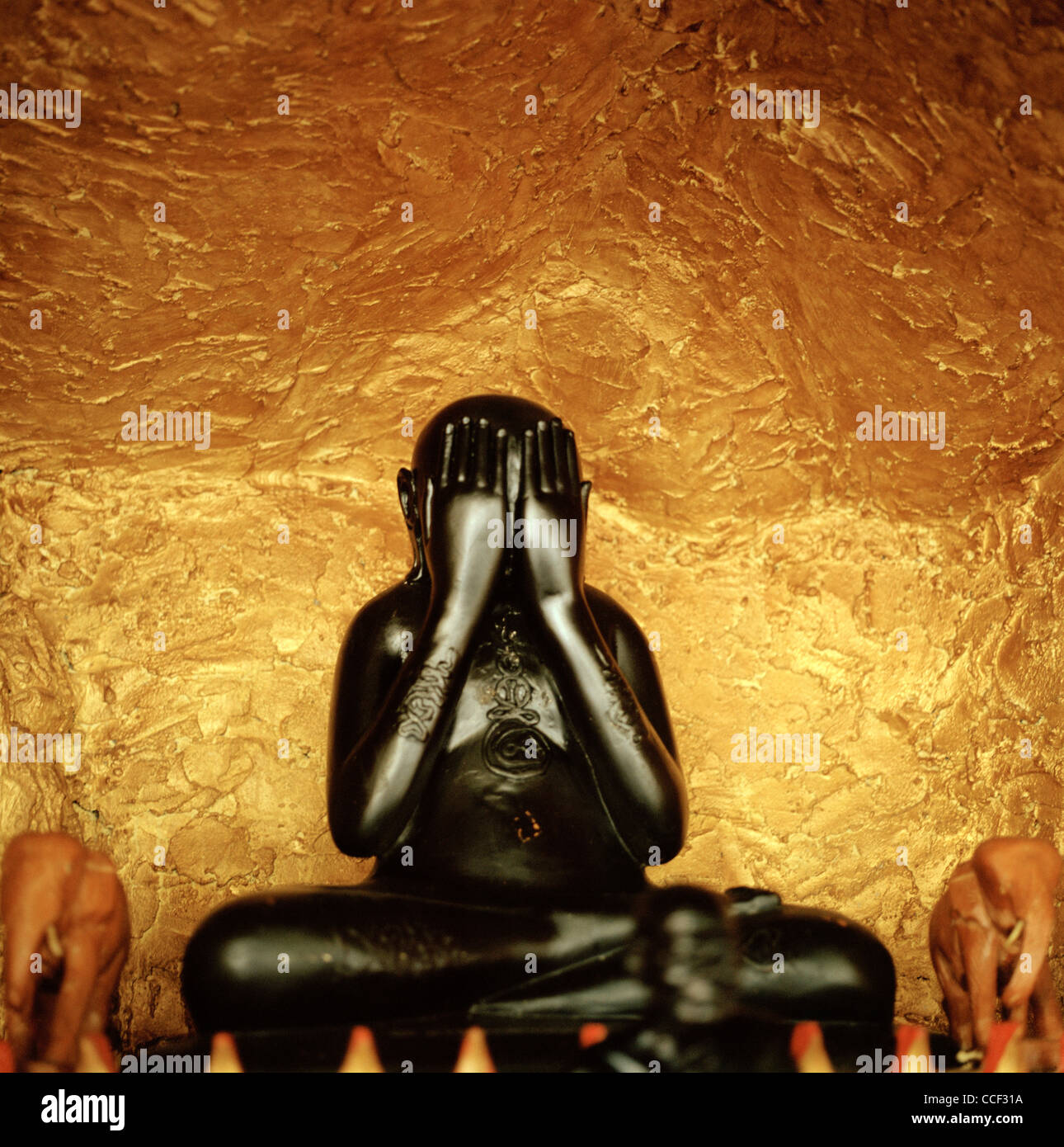 Statue de Bouddha du Wat Buppharam pleurant dans l'île de Penang en Malaisie en Extrême-Orient Asie du sud-est. Buddhism Buddhist tristesse Voyage Bizarre Banque D'Images