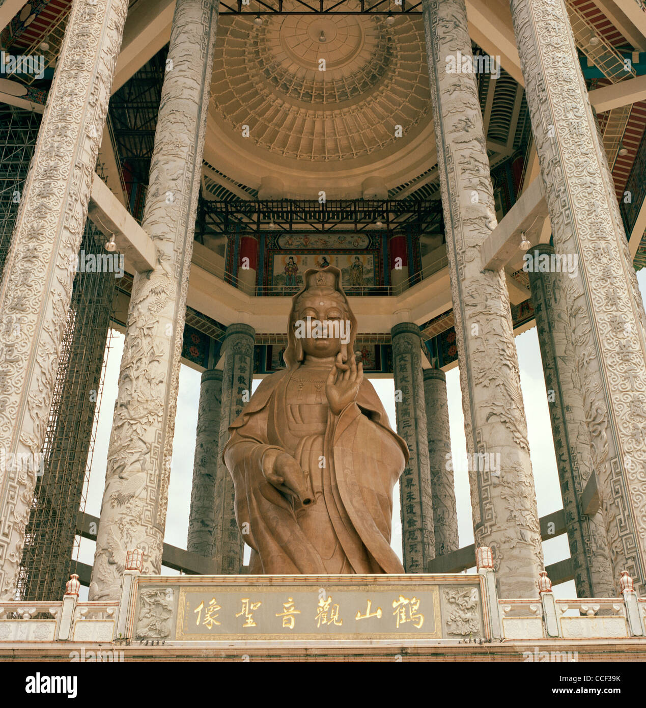 Statue de la déesse Kuan Yin de miséricorde, au Temple de Kek Lok Si chez Air Itam dans l'île de Penang en Malaisie en Extrême-Orient Asie du sud-est. L'Art de la culture chinoise Banque D'Images