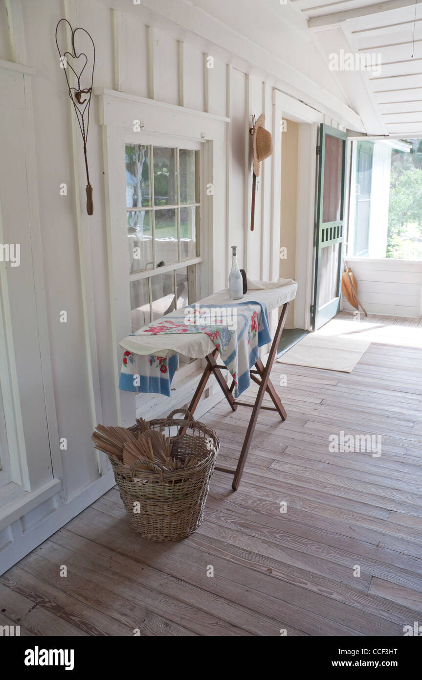 Marjorie Kinnan Rawlings Historic State Park, Cross Creek, en Floride. Table à repasser sur porche arrière salon de maison. Banque D'Images