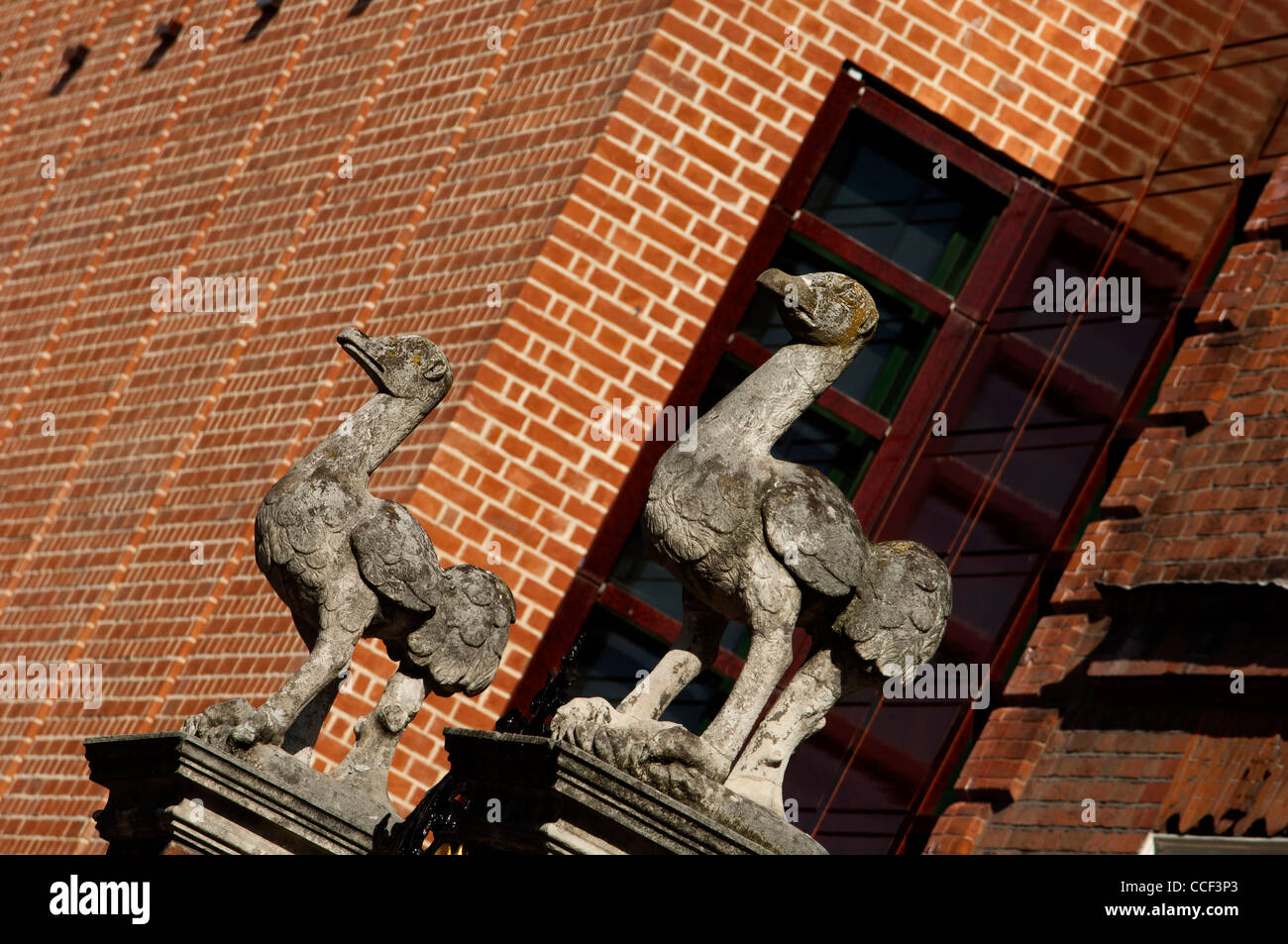 À gateposts autruche Pallant House Gallery, Chichester. West Sussex. L'Angleterre. UK Banque D'Images