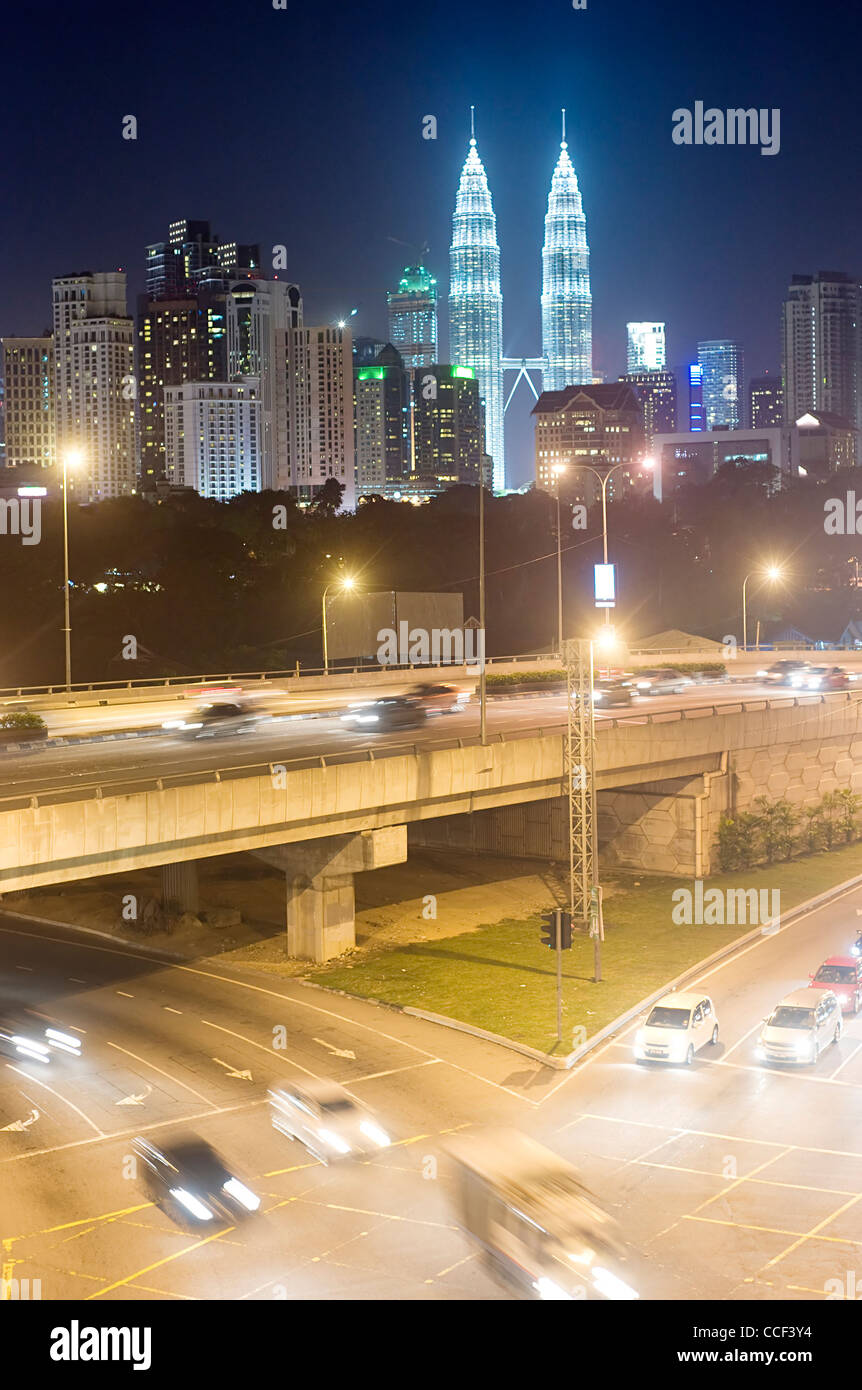 Le trafic de nuit à Kuala Lumpur. Malaisie Banque D'Images