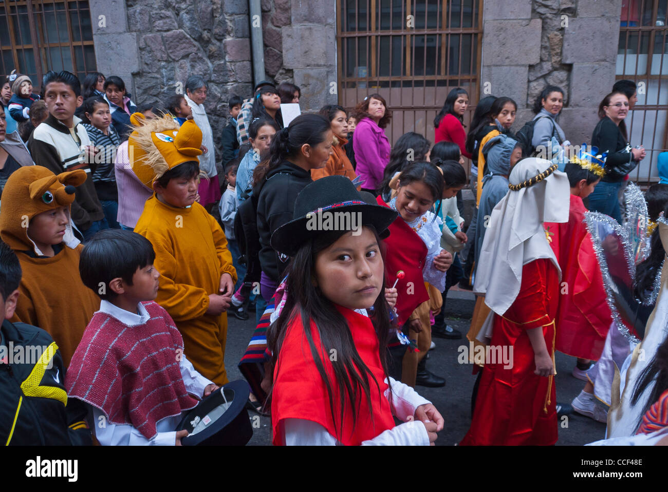 Un vieux de 12 à 13 ans fille hispanique habillés en costume des promenades dans le défilé pour enfants la veille de Noël à Quito, Équateur. Banque D'Images
