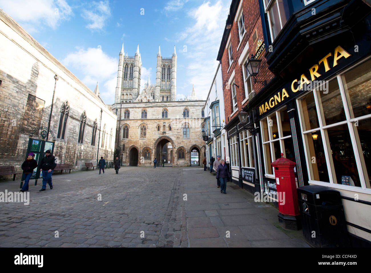 La Ville de Lincoln, Lincolnshire, Angleterre, la cathédrale de Lincoln, monument historique médiéval gothique towers & magna carta pub bar Banque D'Images