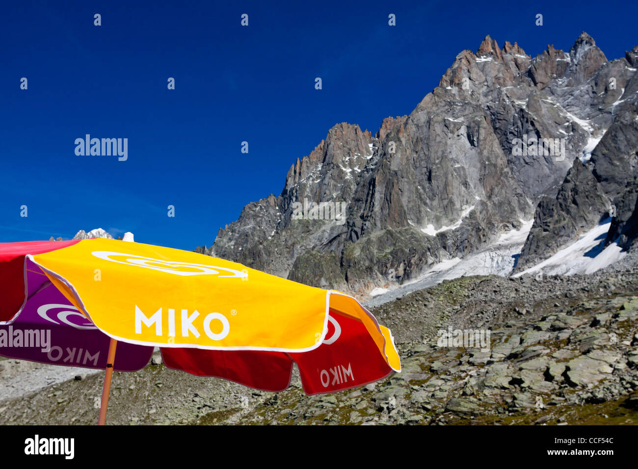 Parapluie de couleur vive des glaces Miko de publicité à l'extérieur d'un café près du sommet du Mont Blanc, dans les Alpes Françaises Banque D'Images