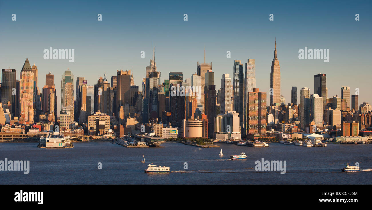 Ferries le long de la rivière Hudson transporter des passagers entre New York et du New Jersey Banque D'Images