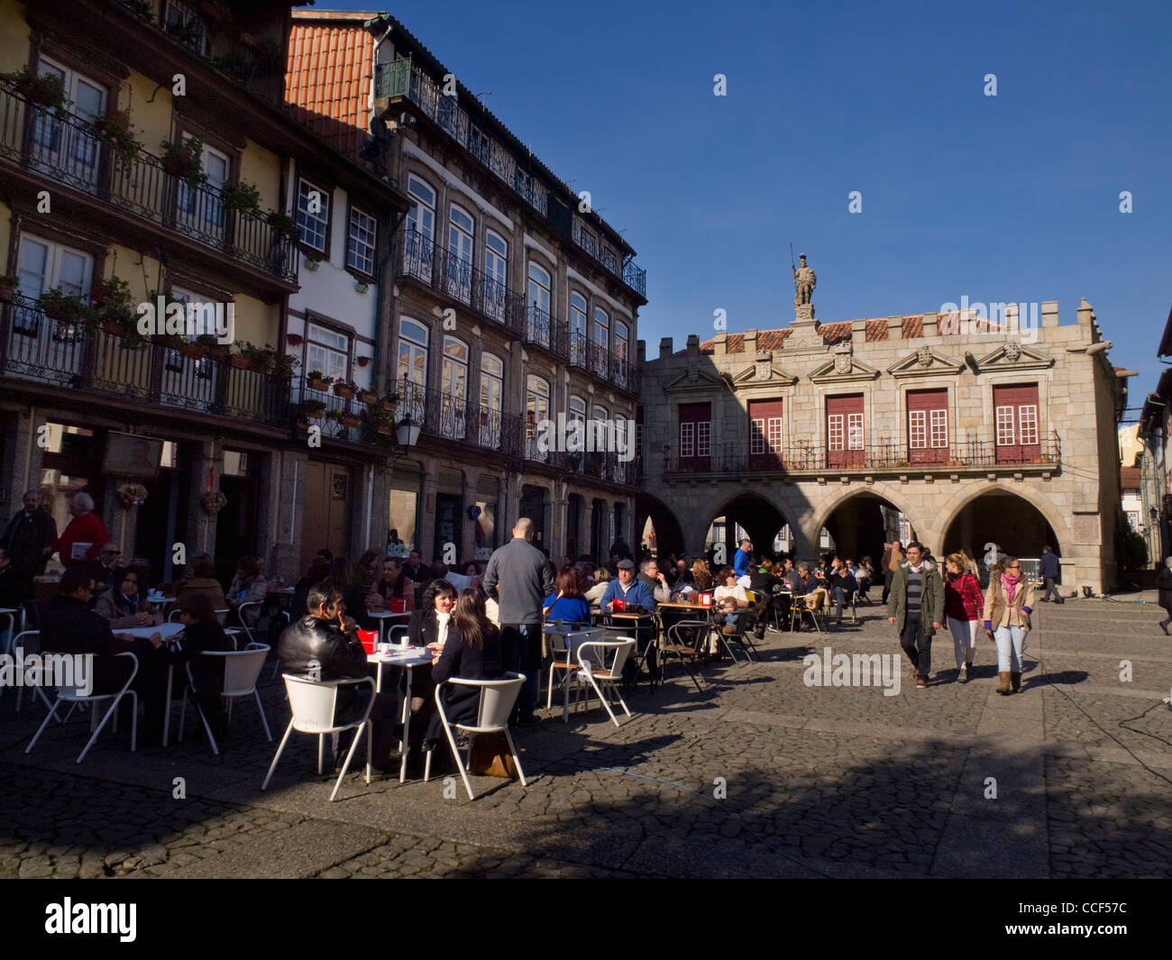 Terrasse de café dans le centre de Guimarães, Portugal Banque D'Images
