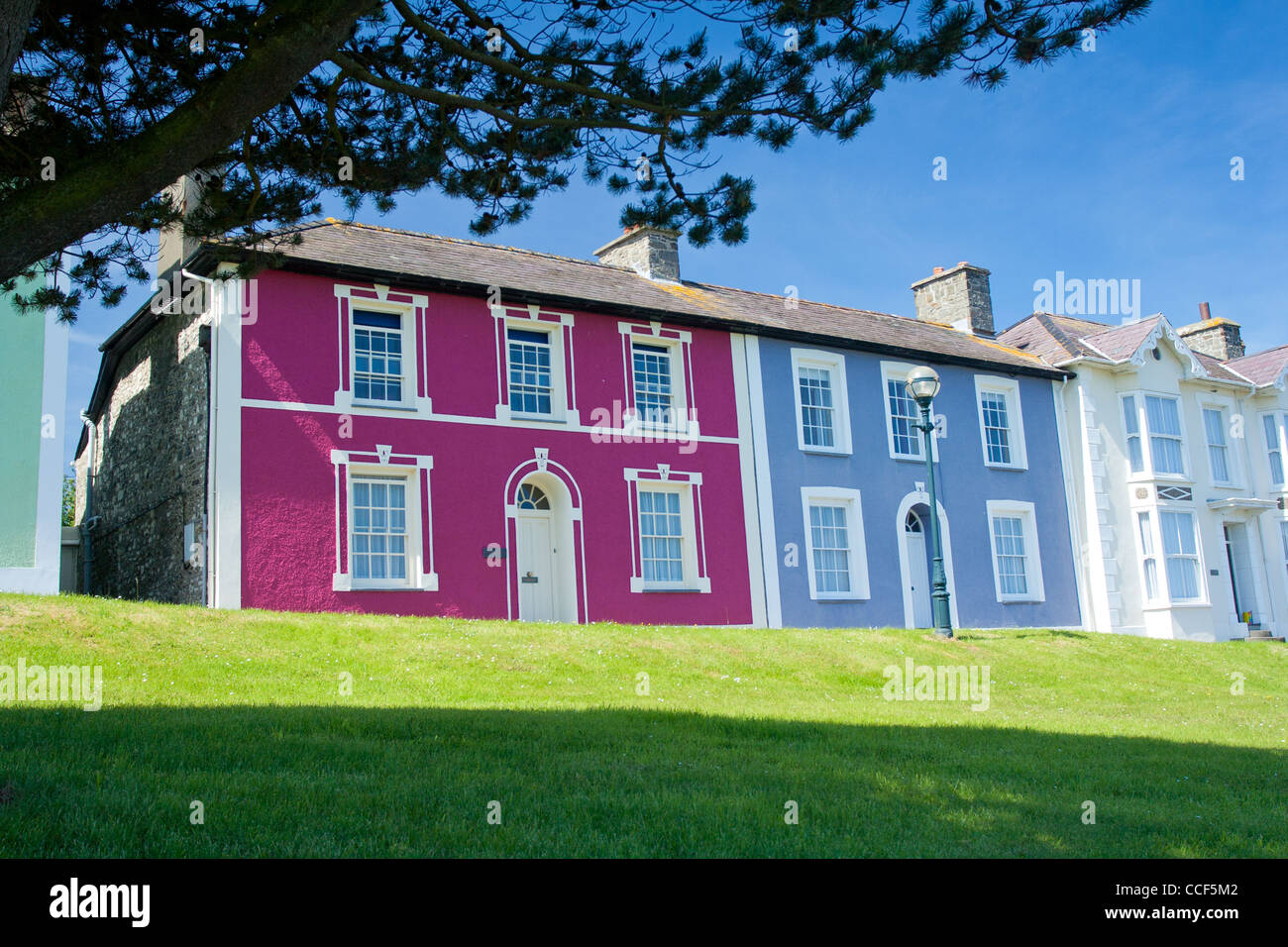 Maisons peintes à Aberaeron Ceredigion, pays de Galles dans le port. Banque D'Images