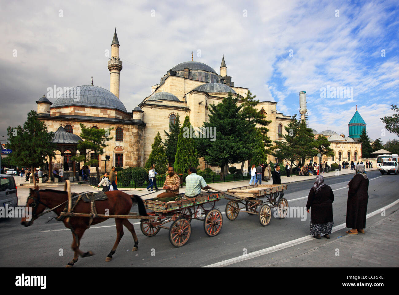 Le Selimiye Camii (mosquée), à gauche et le dôme turquoise du musée Mevlana, Konya, Anatolie, Turquie Banque D'Images