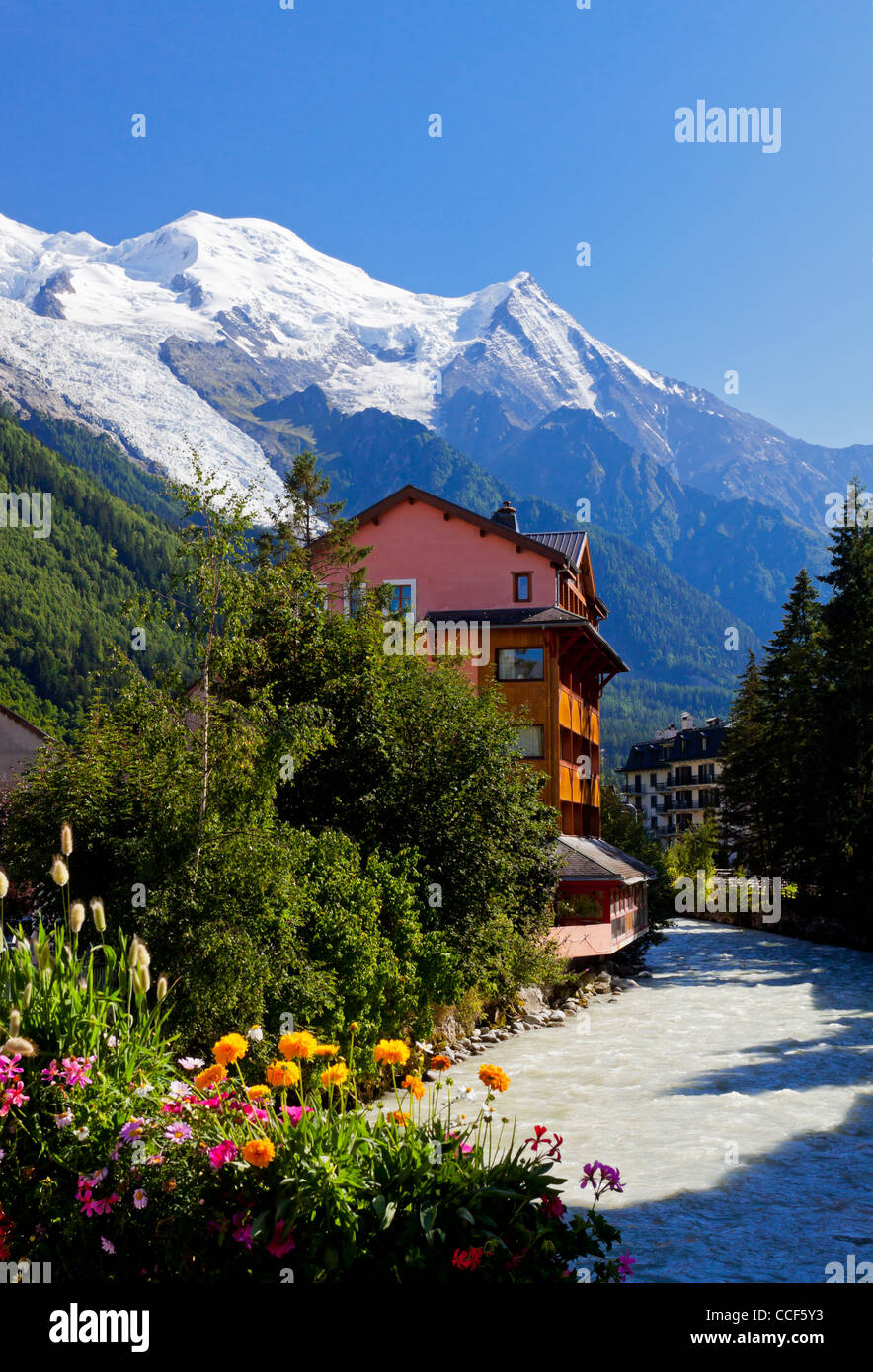 L'Arve circulant dans la station de Chamonix Mont Blanc, en Savoie dans les Alpes Françaises Banque D'Images