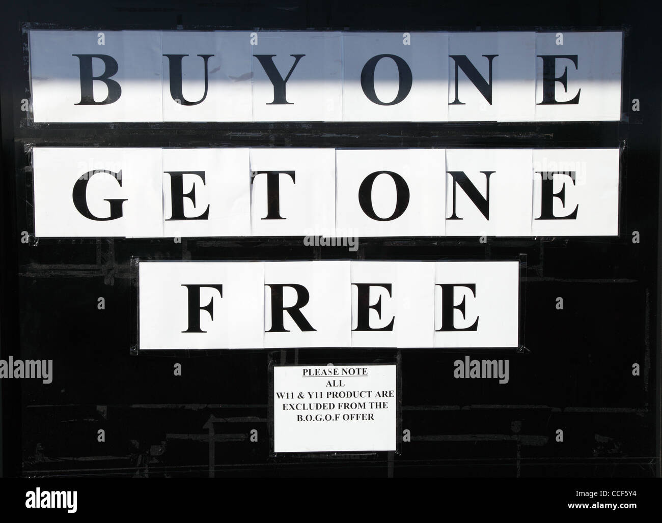 Achetez-en un, obtenez-en un gratuitement BOGOF ouvrir la fenêtre de la boutique Matalan à Sunderland North East England UK Banque D'Images