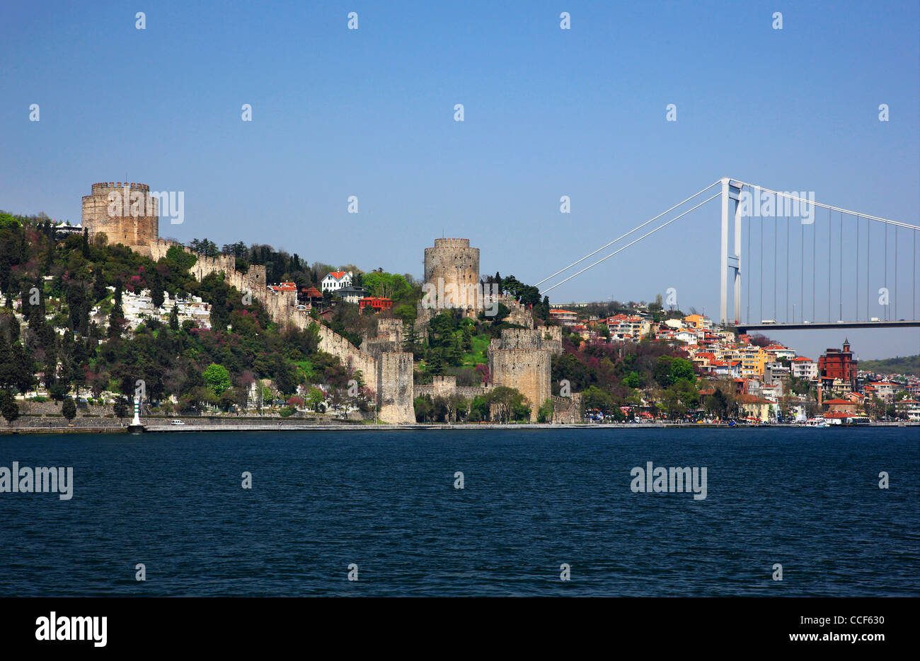 La forteresse Rumeli Hisari () le point le plus étroit du Bosphore, sur la rive européenne d'Istanbul, Turquie. Banque D'Images