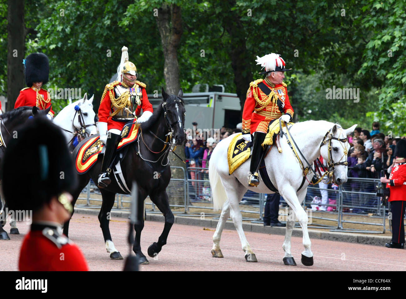 Cavalerie de la garde de la vie à la personne de passer le long de Pall Mall durant la parade la couleur, Londres, Angleterre 2011 Banque D'Images