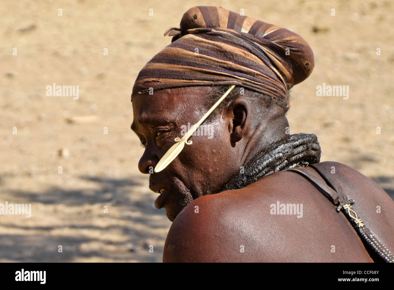 Chef Himba (chef de clan) dans village près d'Opuwo, Namibie Banque D'Images