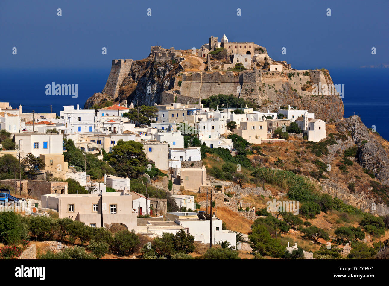 La Chora ('capital") de Cythère (ou "Cythère") avec son château vénitien à droite en haut de la colline. Grèce Banque D'Images