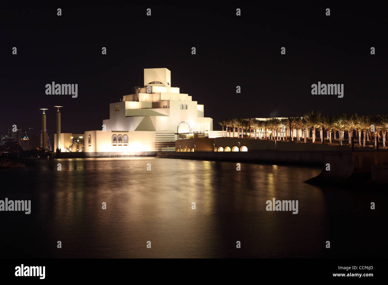 Musée d'Art islamique de Doha est éclairée la nuit. Le Qatar, au Moyen-Orient Banque D'Images
