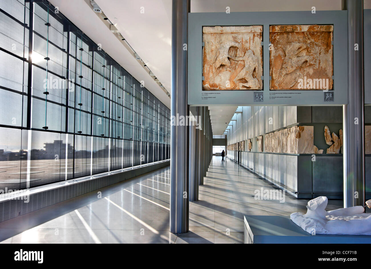 Vue intérieure de la (nouvelle) Musée de l'Acropole, une partie de la galerie du Parthénon au 3ème étage du musée, Athènes, Grèce. Banque D'Images