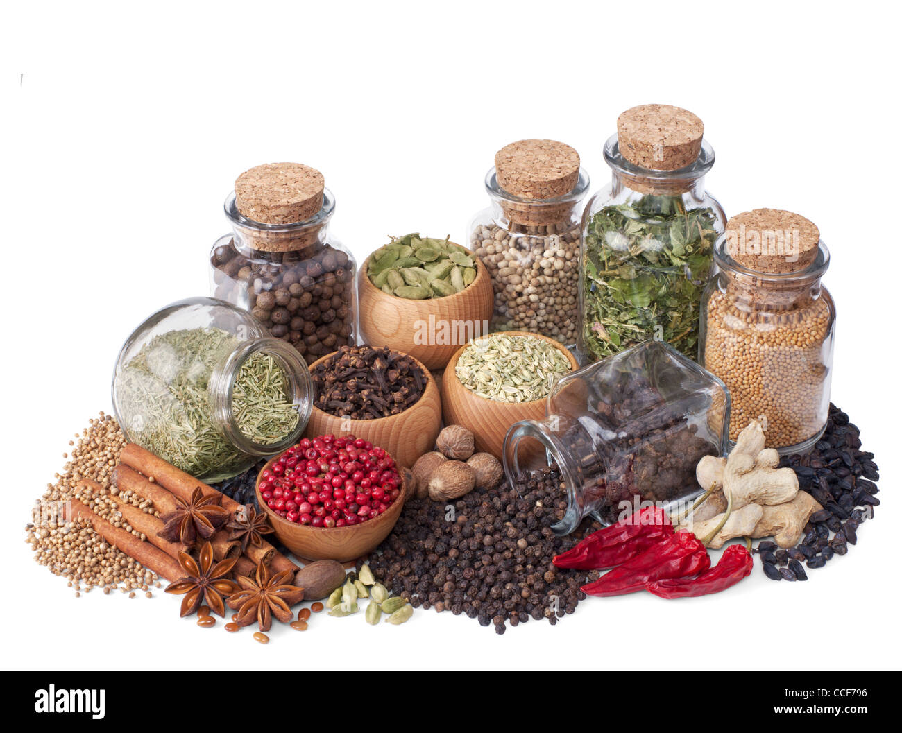 Still Life de différentes épices et fines herbes isolé sur fond blanc Banque D'Images