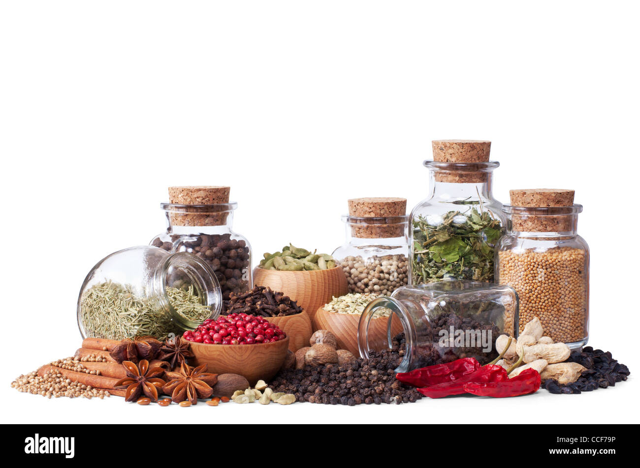 Still Life de différentes épices et fines herbes isolé sur fond blanc Banque D'Images