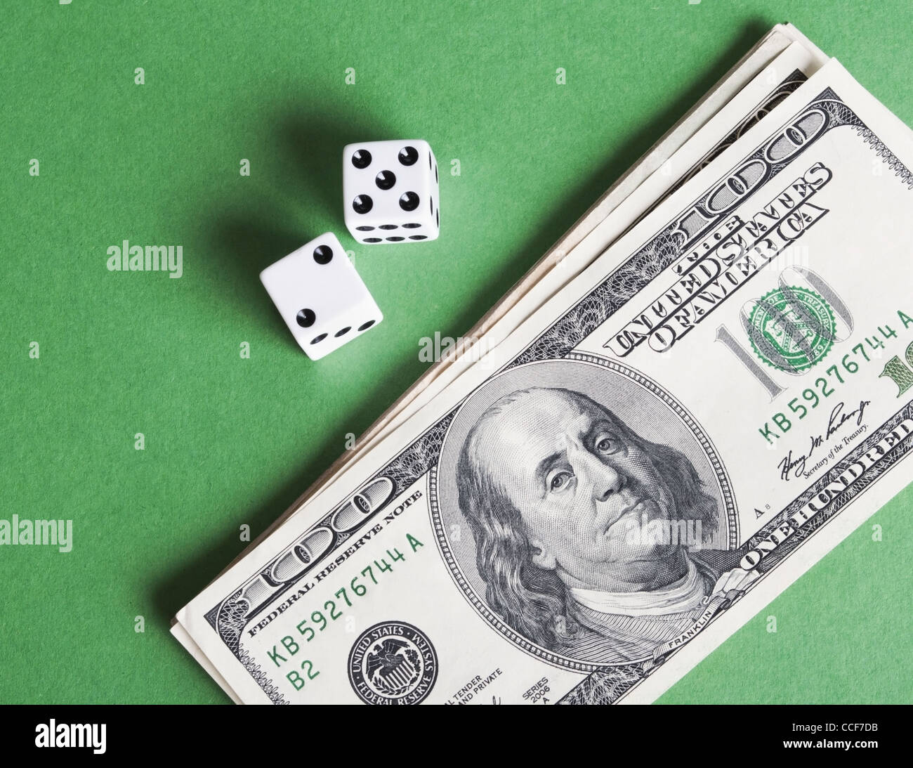 Dés de blanc et d'argent sur fond vert Banque D'Images