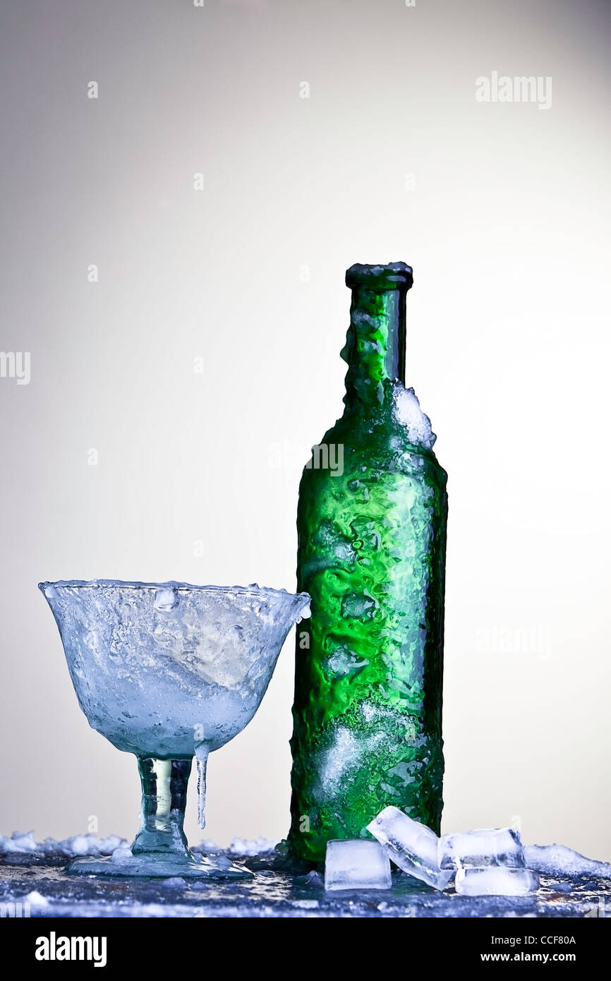 La vodka sur glace boisson froide avec bouteille et verre cubes congelés Banque D'Images